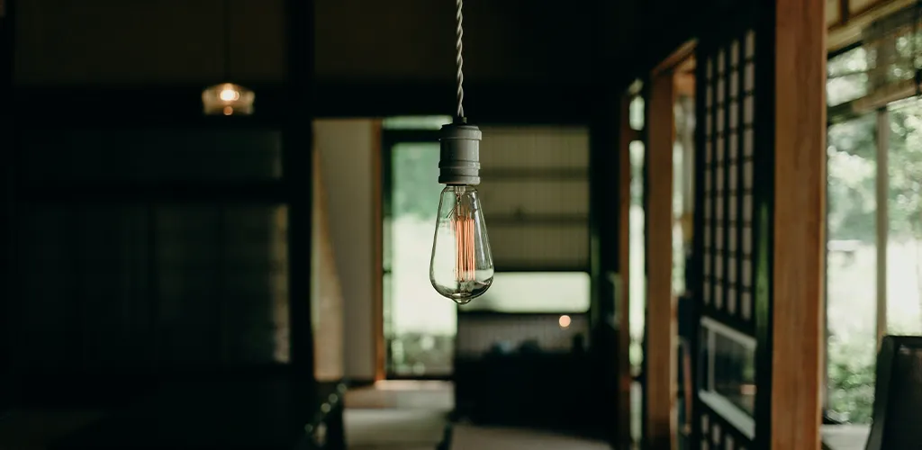 改装された古民家に吊るされたレトロな電気
