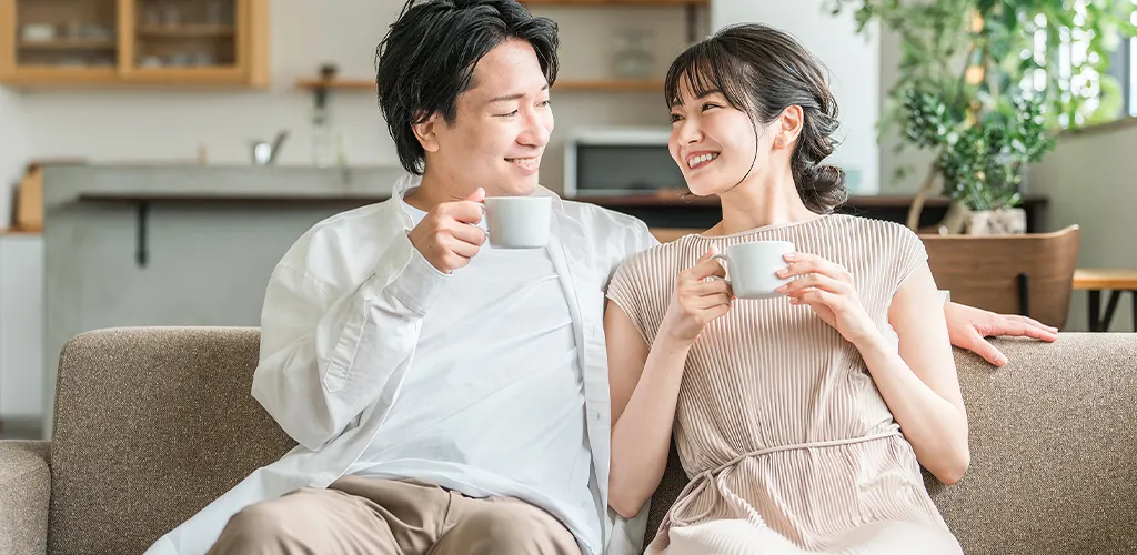 リビングでくつろぐ夫婦
