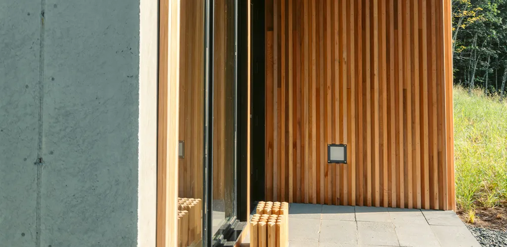 モダンなつくりの軒下