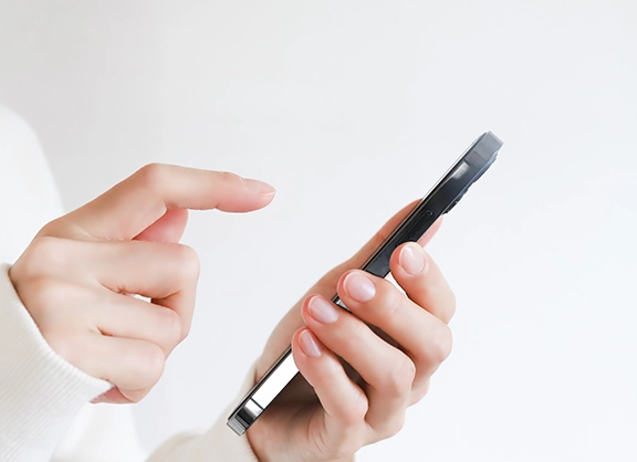 スマホでお問い合わせをする女性
