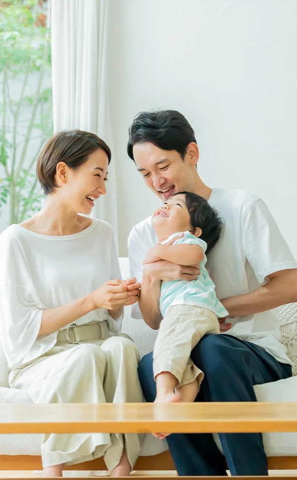 家で楽しく過ごす親子3人